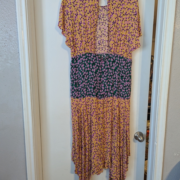Topshop Asymmetrical Dress in Yellow and Green Floral - Picture 3 of 3